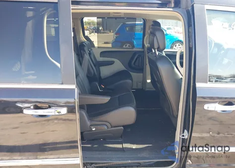 2015 Chrysler Town & Country Touring-L z USA, uszkodzony, nr VIN 2C4RC1CG8FR662758